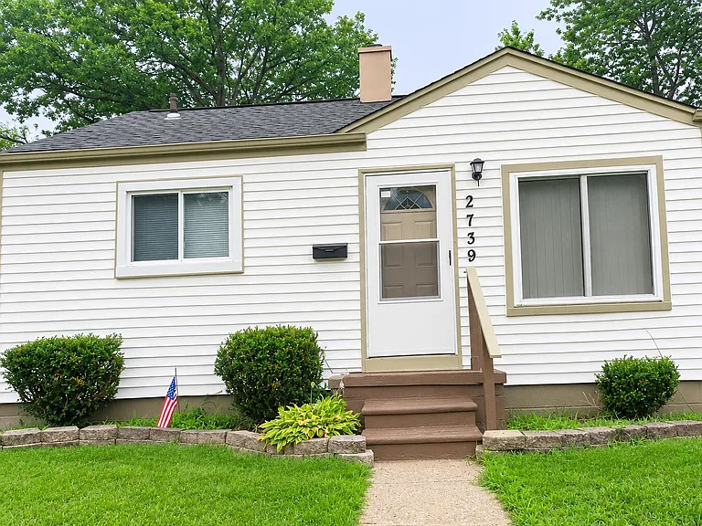 27392 Osmun St — Photo 1