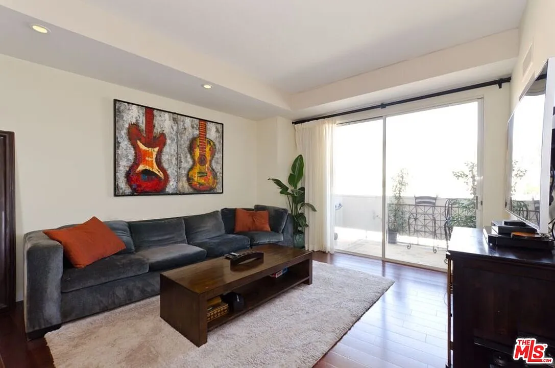 1 bed, 2.0 bath, 966 sqft, $6,000 — Photo 2