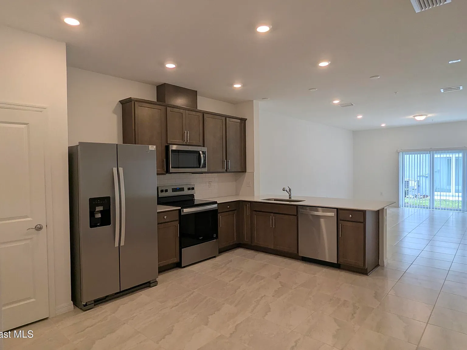 3 bed, 2.0 bath, 1699 sqft, $2,200 — Photo 2