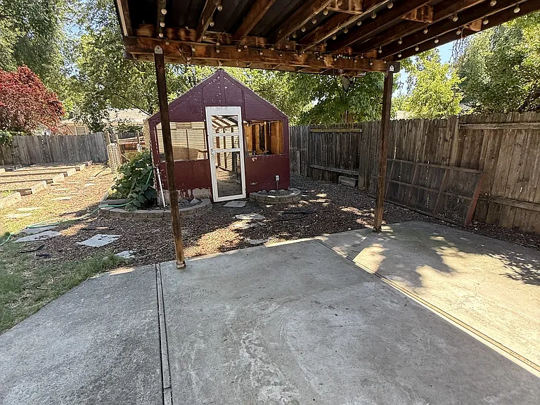 1023 Murray Ave — Photo 3
