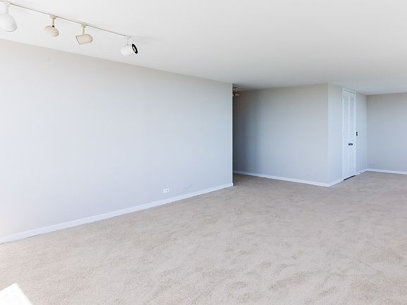 5th image of 2626 N Lakeview Ave APT 3403