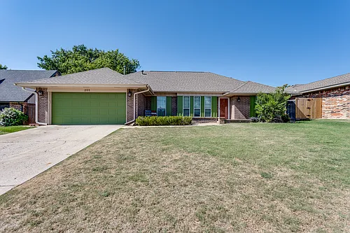 201 W Parkland Dr Photo 1