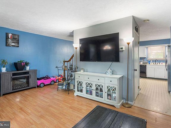 5th image of 228 Georgetown Cir