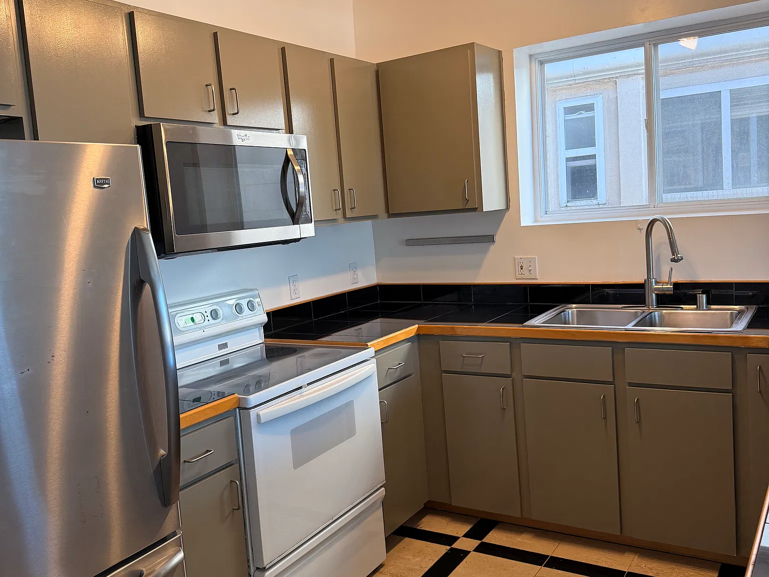 2 bed, 823 sqft, $4,800 — Photo 3