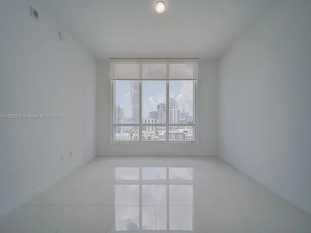 601 NE 27th St — Photo 5