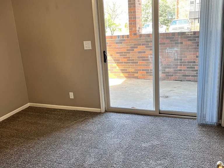 Bristol Square Apartments — Photo 313