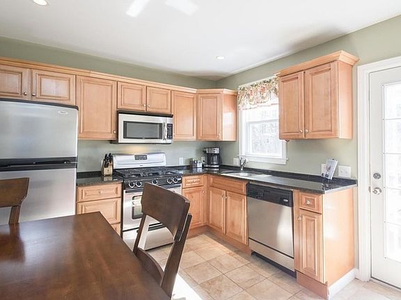 2nd image of 29 Emmett Ave #29