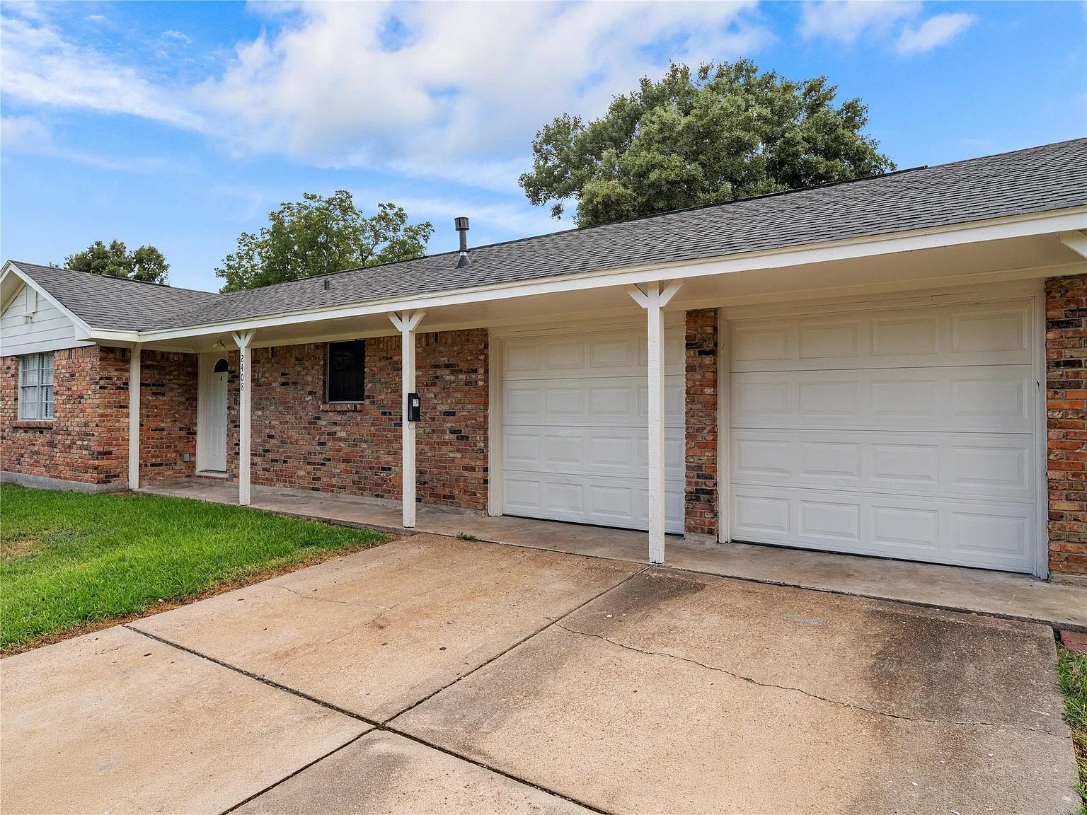 3 bed, 2.0 bath, 1244 sqft, $2,000 — Photo 2