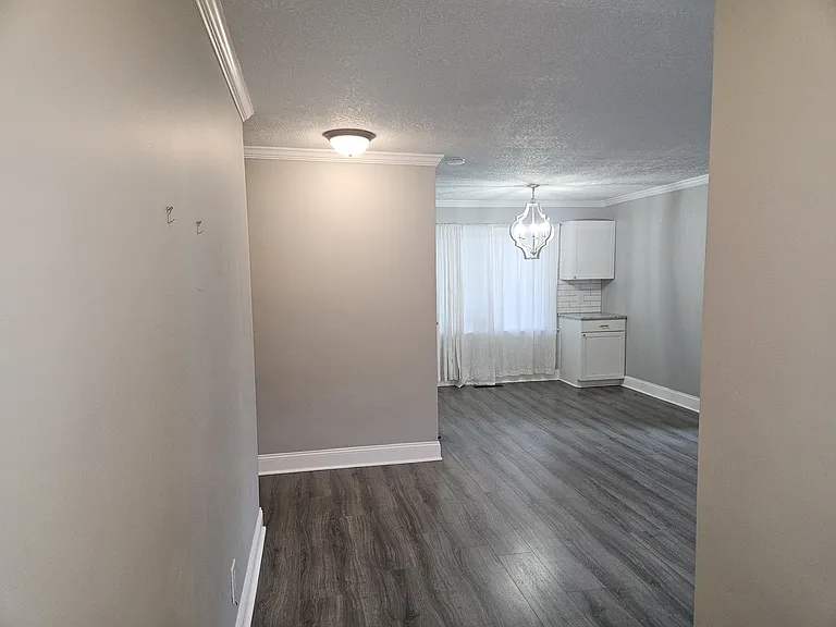 1818 Cherokee Dr — Photo 3