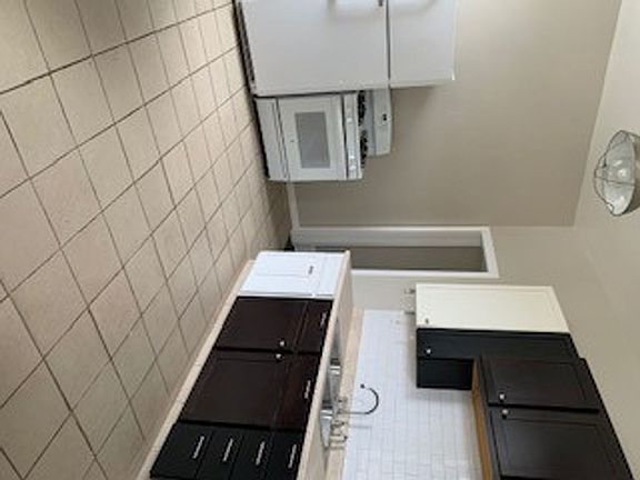 4th image of 225 N Hickory St APT 2N