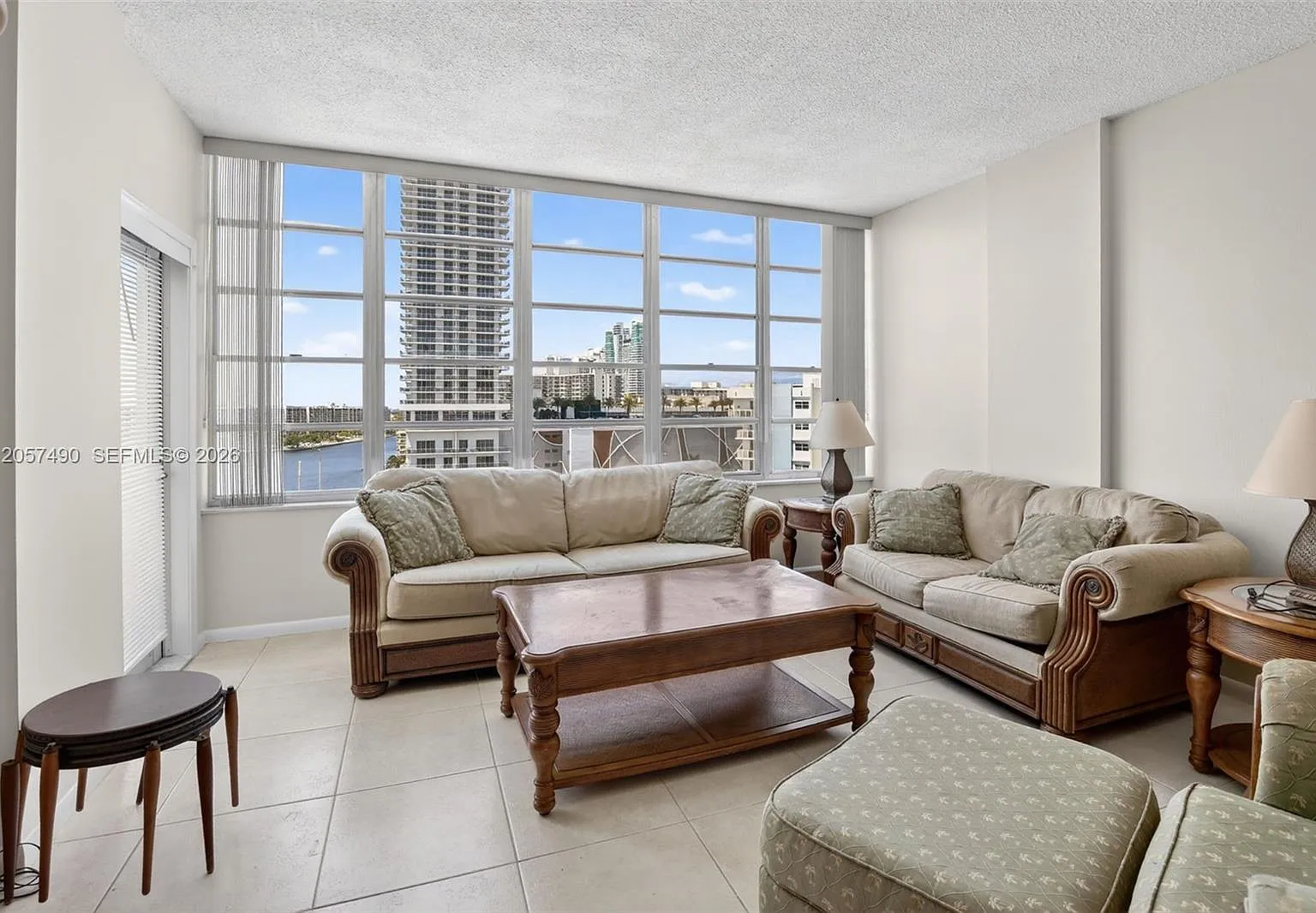 Imperial Towers Condo — Photo 1