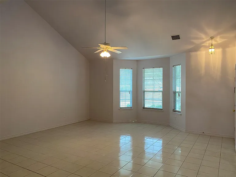 1850 Logan Dr — Photo 2