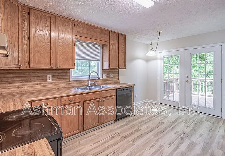 2402 Betsy Ct SW — Photo 16