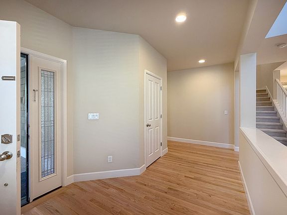 4th image of 913 273rd Pl SE
