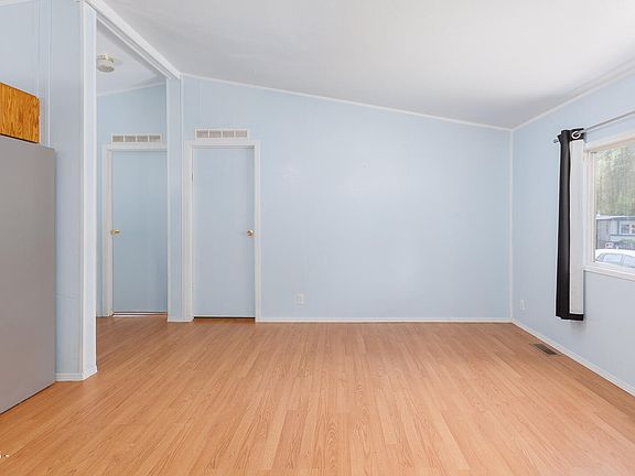5th image of 724 SW Ferry Ave #57