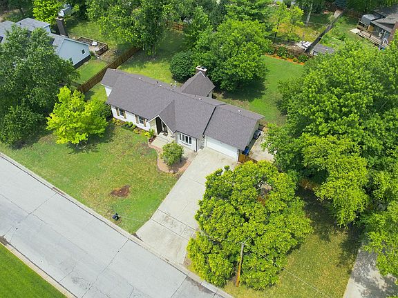 2nd image of 608 E Meadow Rd