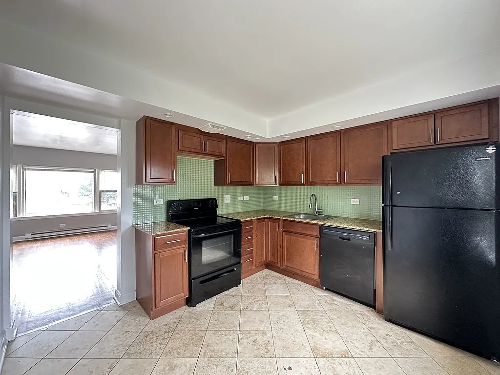 Attractive 2 Bed, 1 Bath at Milwaukee + Howard (Niles) — Photo 2