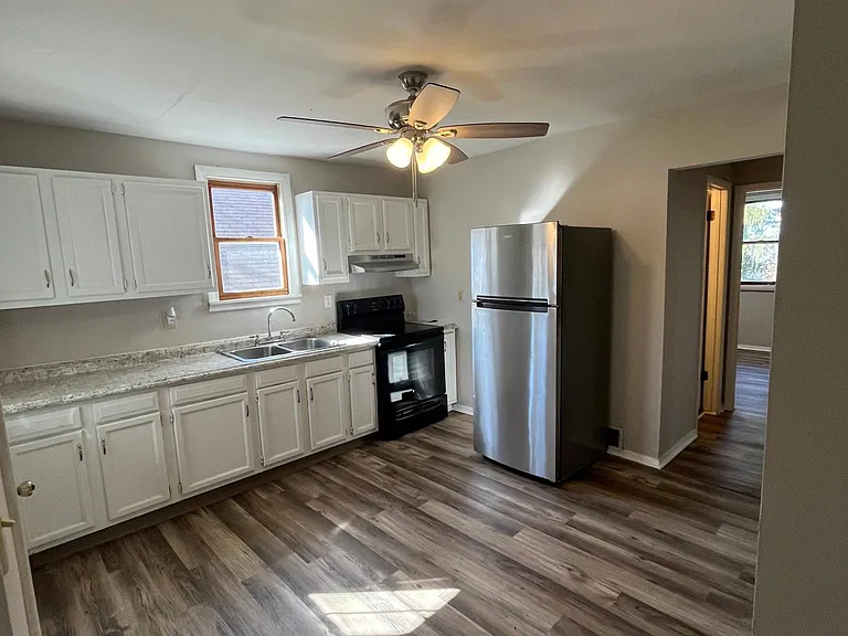 302 Stewart St #1 — Photo 2