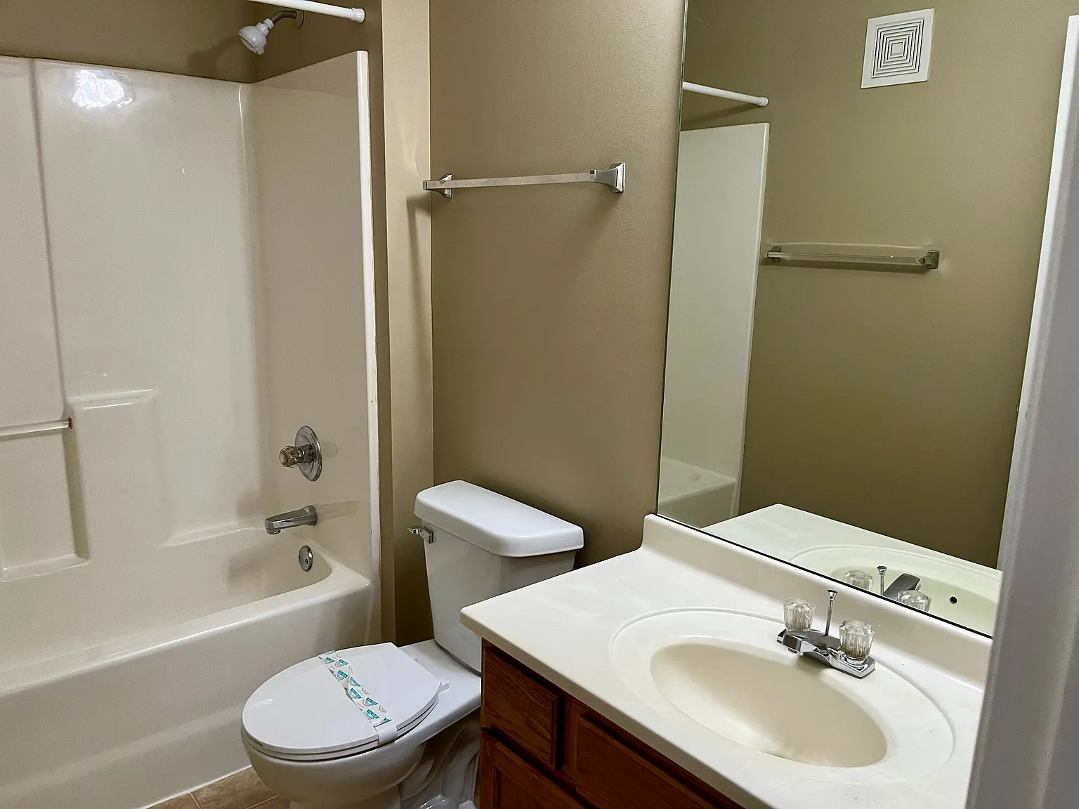 2 bed, 1100 sqft, $1,300 — Photo 3