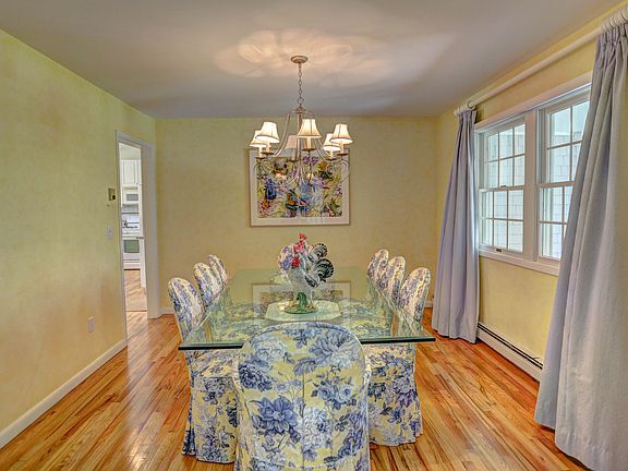 5th image of 14 Mountain Laurel Ln