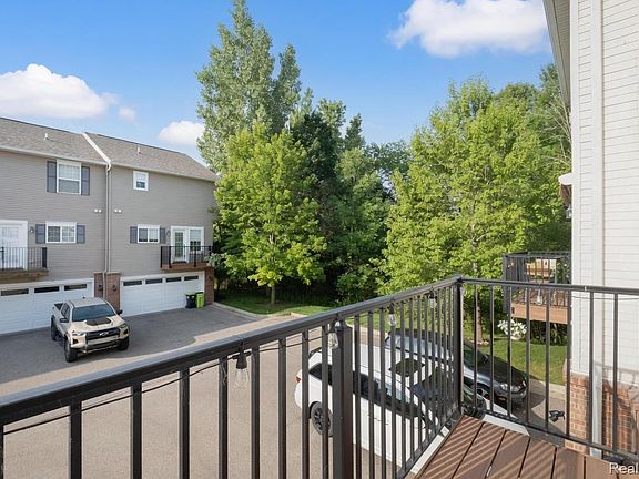 5th image of 868 Eagle Dr