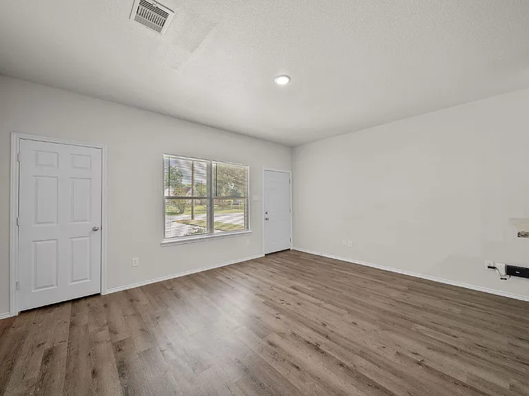 403 E Avenue G — Photo 9