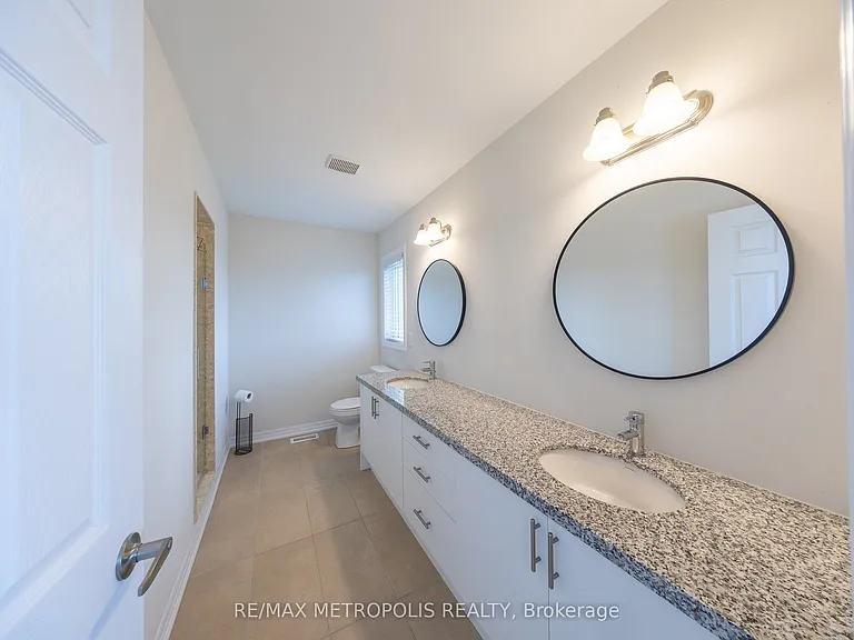 39 Northrop Ave — Photo 17