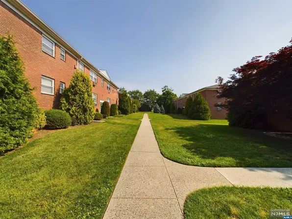 33 Knox Ter, Wayne, NJ 07470