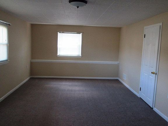4th image of 2205 W Huntington Dr