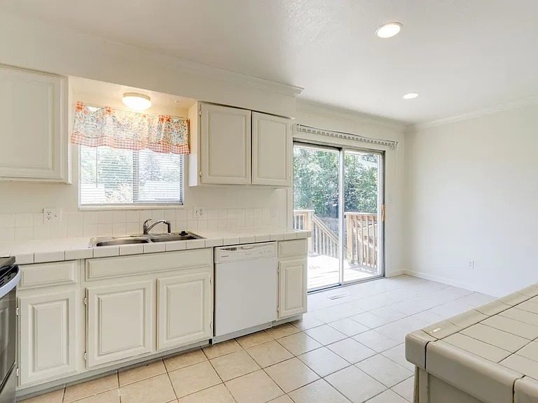 1312 Ash Dr — Photo 8