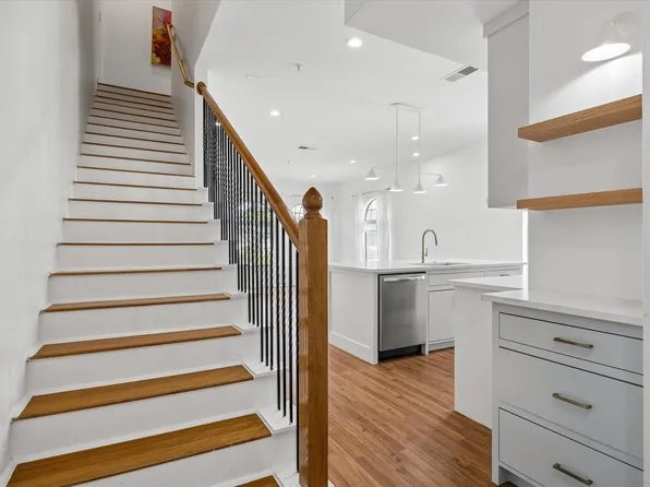 806 Jackson Hill St APT 201, Houston, TX 77007