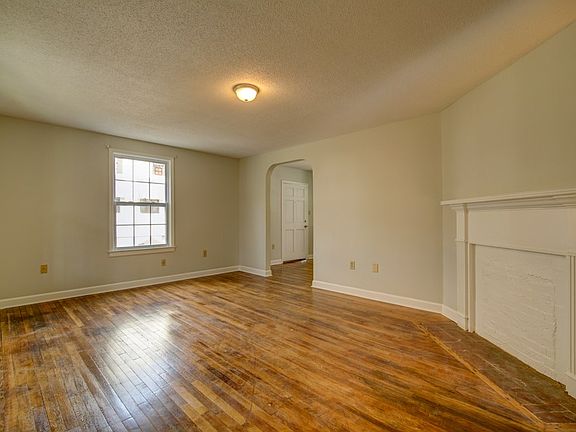 3rd image of 124 Cambridge Cir