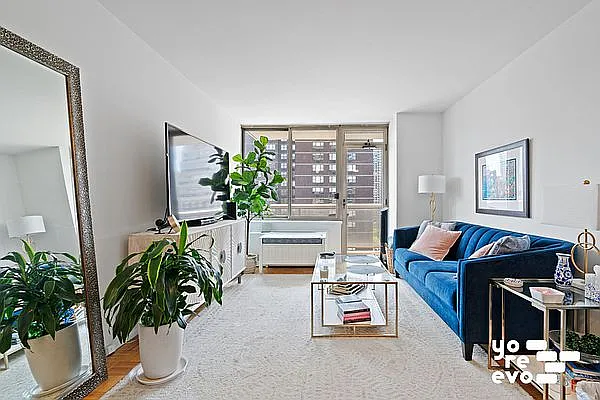 200 E 89th St APT 15A photo 1
