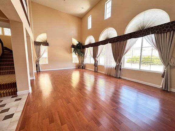High Ceiling Livingroom