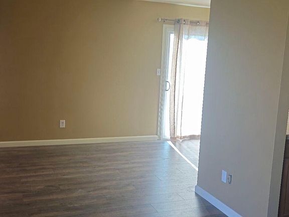 2nd image of 944 E Diamond Dr