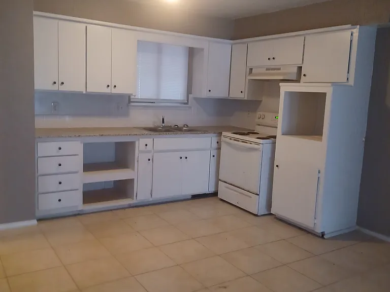 2329 Flair Dr — Photo 2