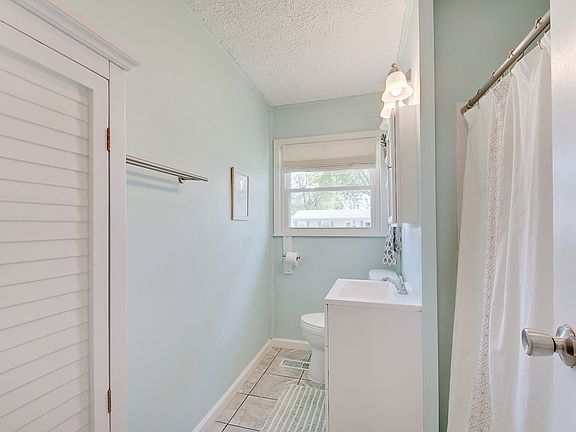 3rd image of 210 Woodland Dr