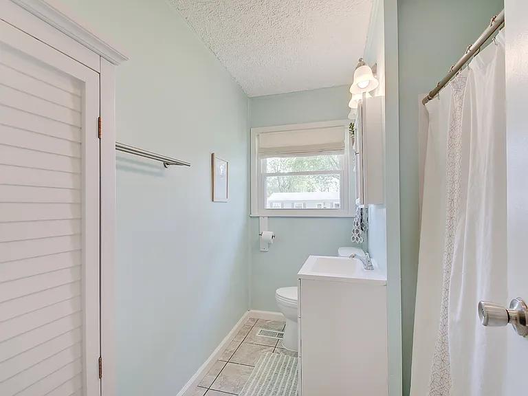 210 Woodland Dr — Photo 3