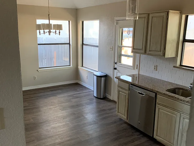 2881 Fenwick St — Photo 10