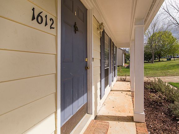 2nd image of 1612 English Knoll Dr