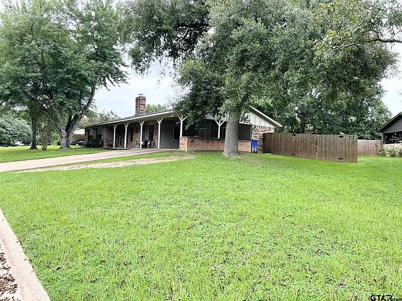 3rd image of 233 Woodland Cir