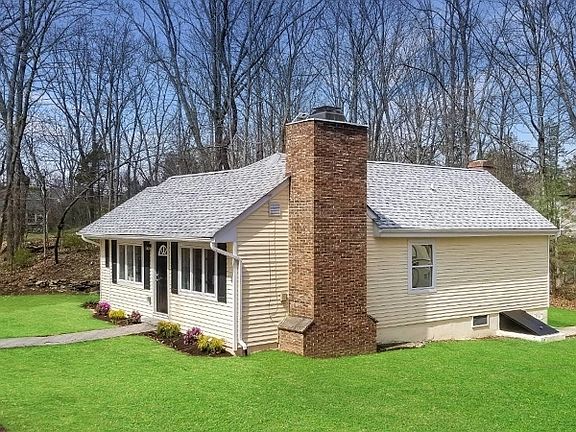 2nd image of 905 Edgewood Dr