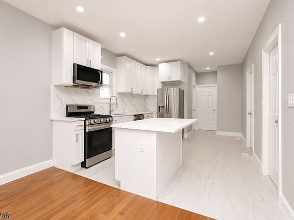 3rd image of 734 Summer Ave Floor 1