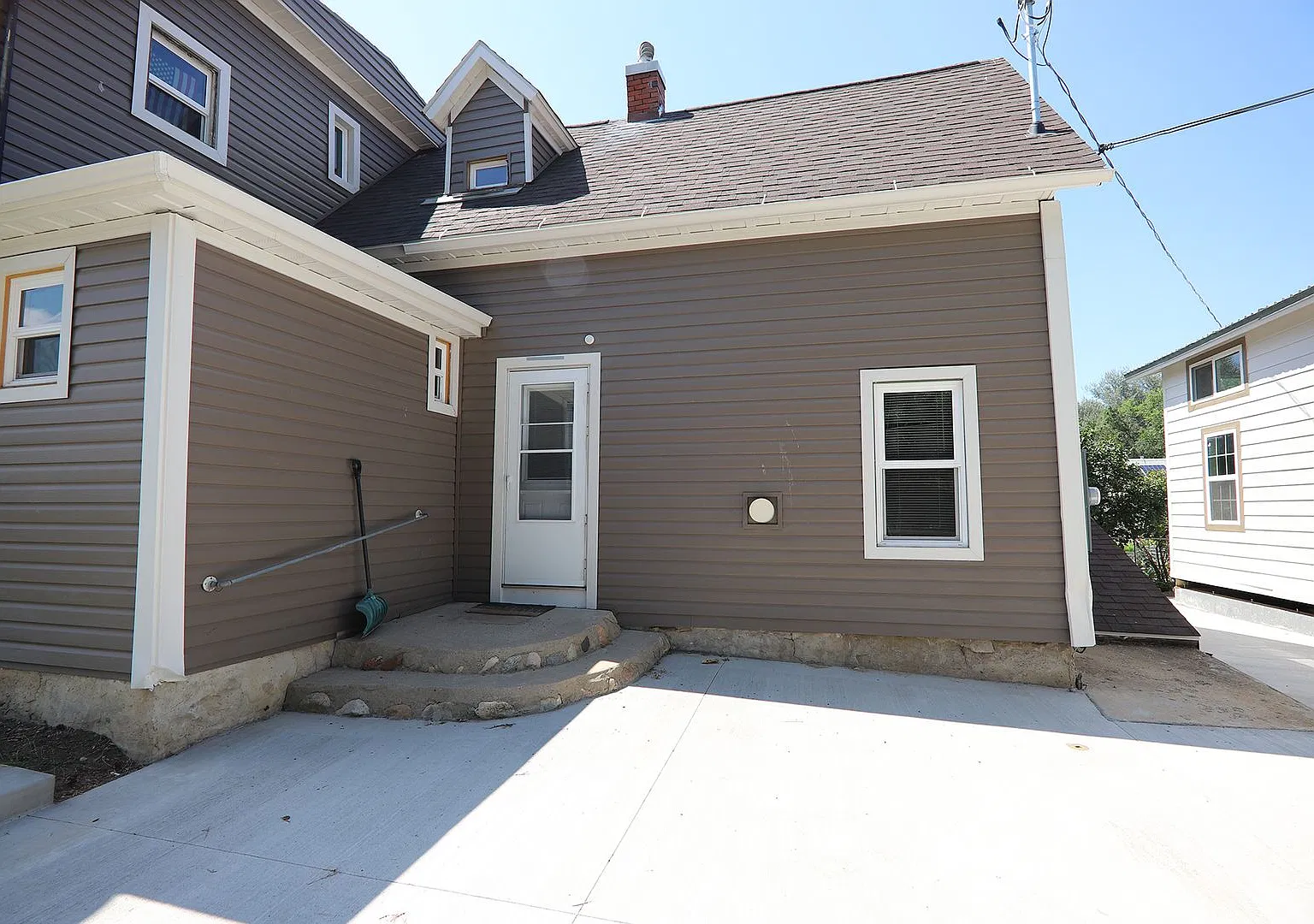411 Smith — Photo 2