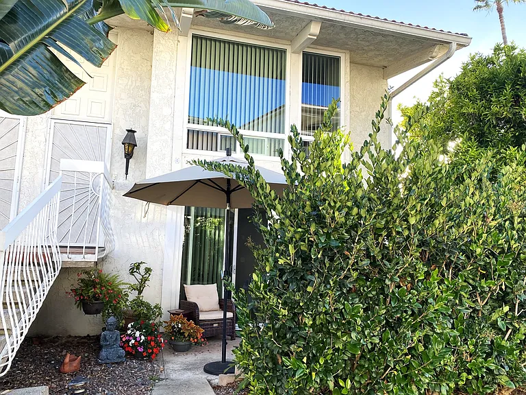 Enter from street on sidewalk and patio to room. Private entrance.