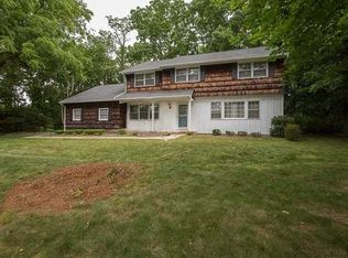 26 Blinkerlight Rd, Stony Brook, NY 11790