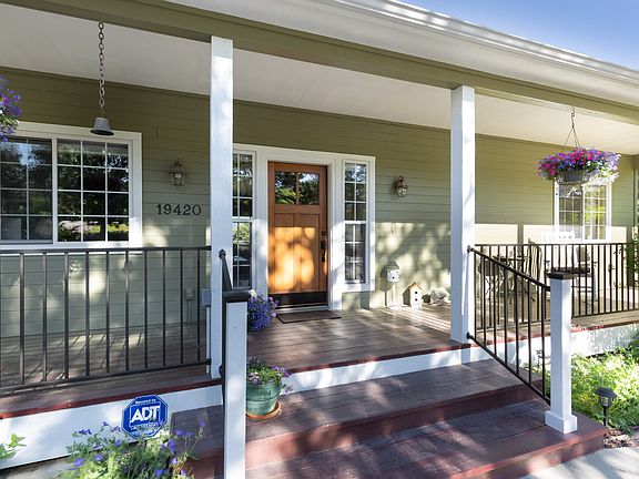 Covered veranda w/metal rail