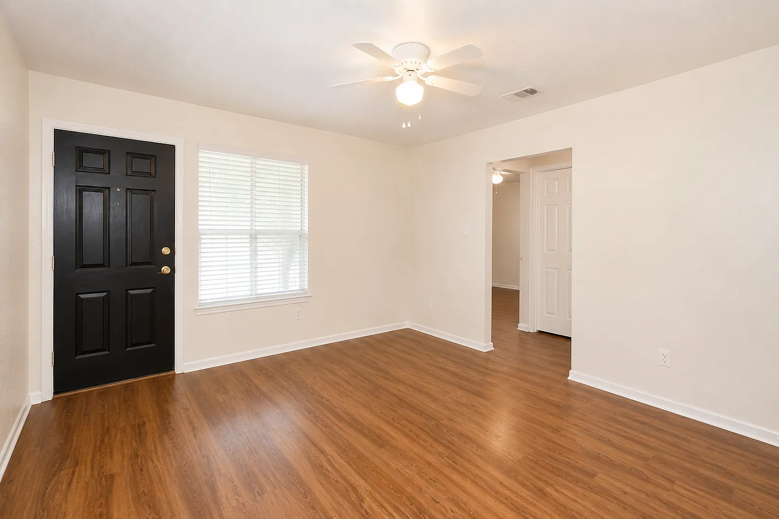 3 bed, 1200 sqft, $1,000 — Photo 2