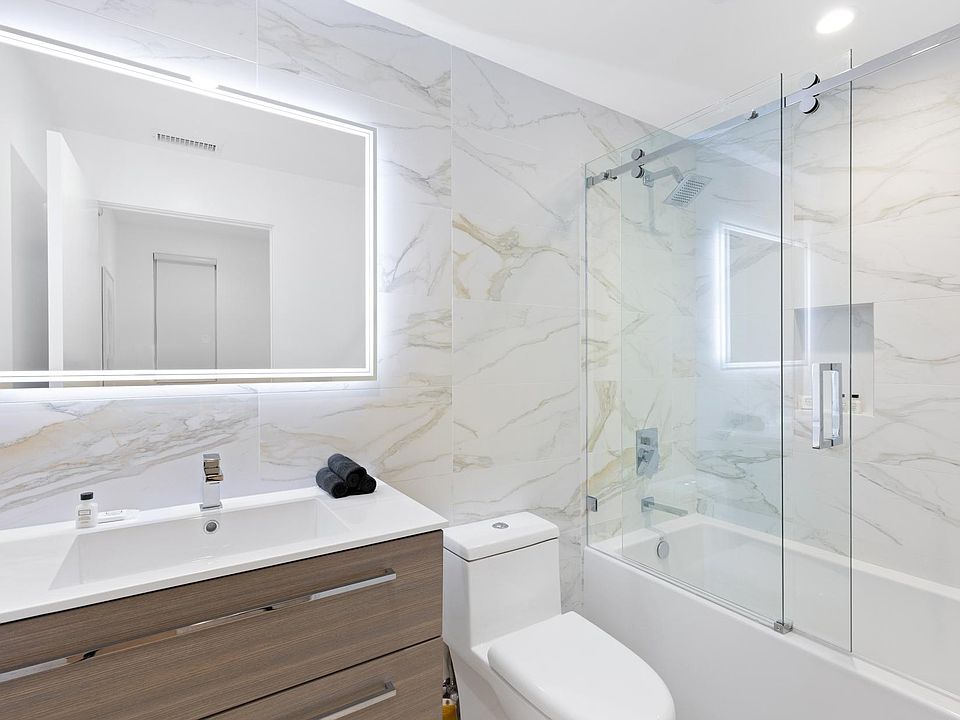 En suite upstairs guest bedroom bathroom