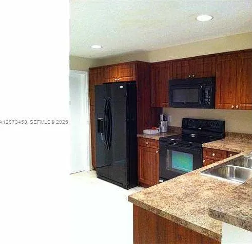 4 bed, 1728 sqft, $3,350 — Photo 2